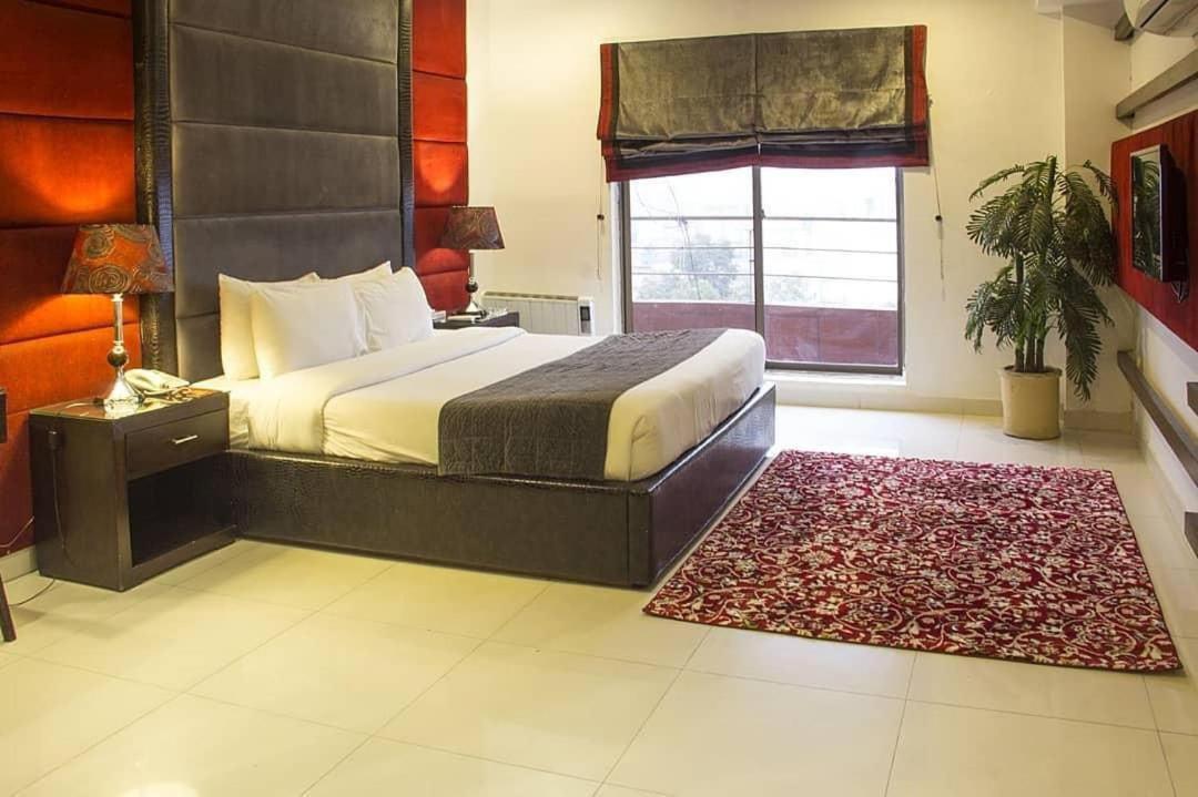 Maisonette Hotel & Apartments Lahore Exteriör bild