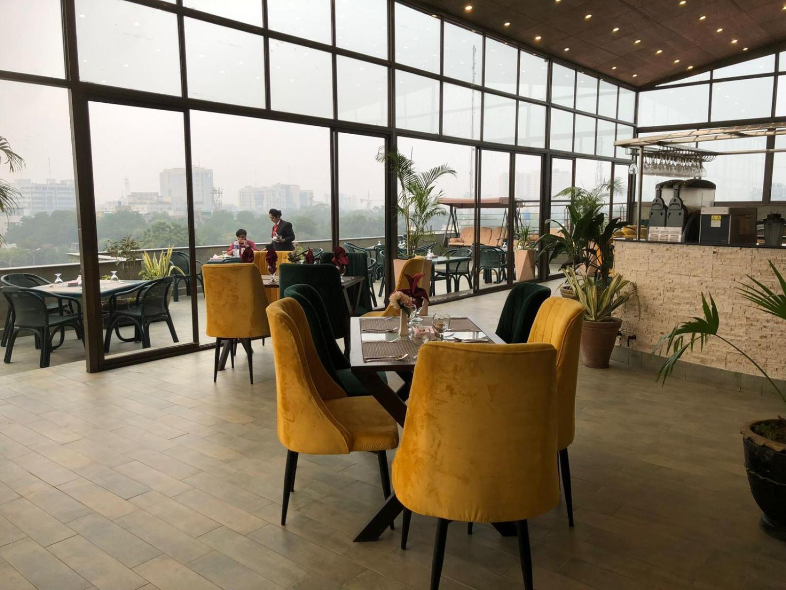Maisonette Hotel & Apartments Lahore Exteriör bild